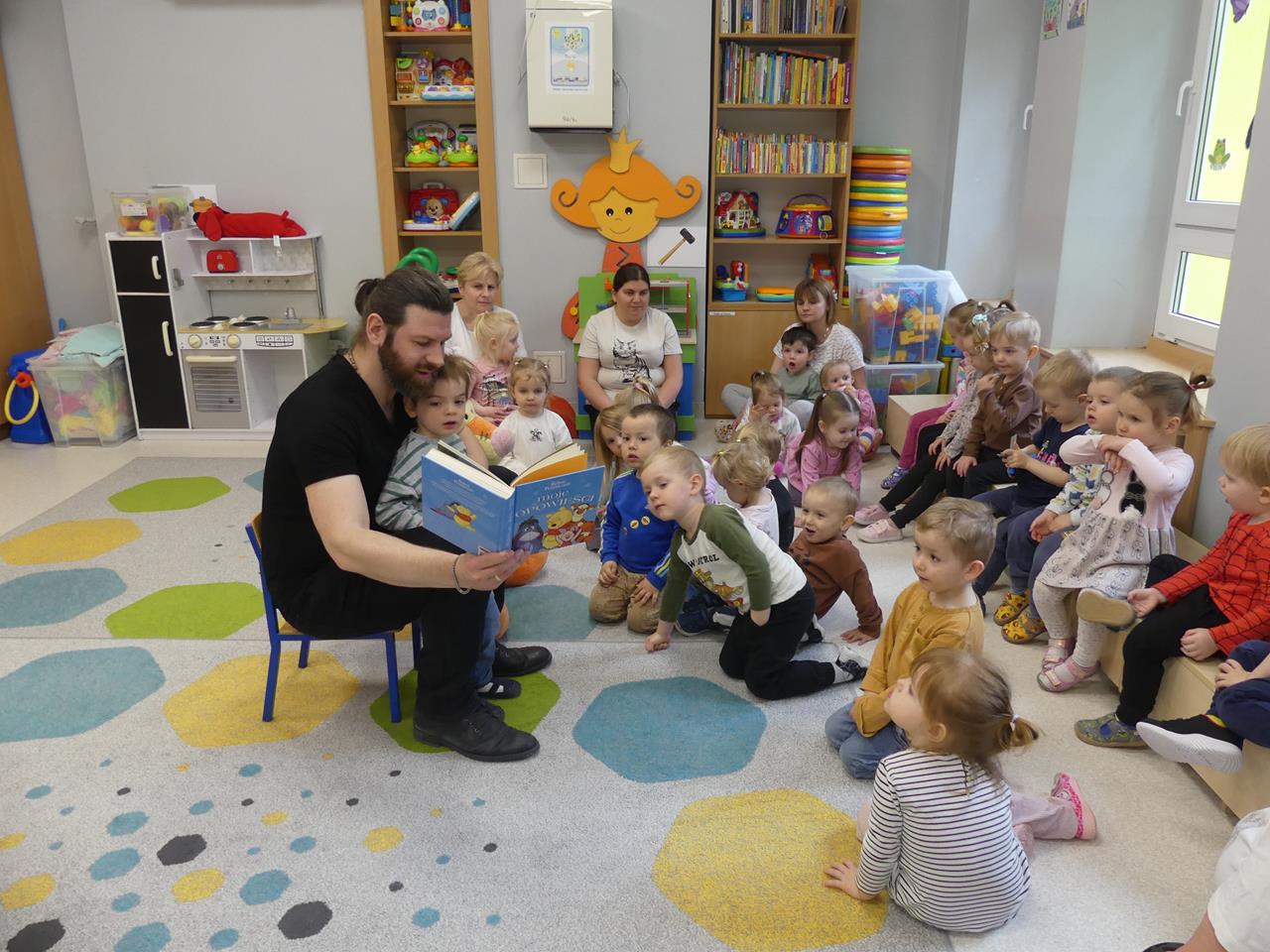 Zaproszony gość czyta bajki